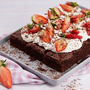Sallys Schoko-Blechkuchen mit Erdbeeren
