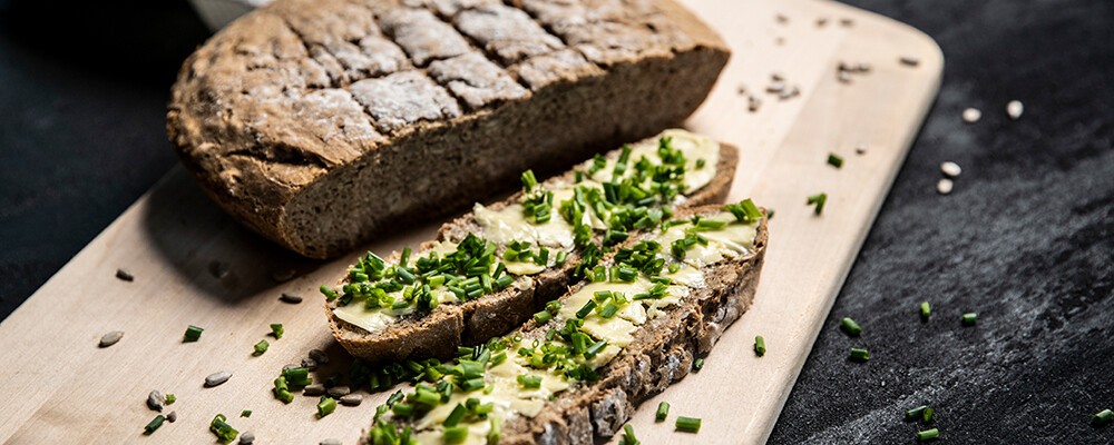 Didi Maiers Roggenbrot mit Butter und Schnittlauch