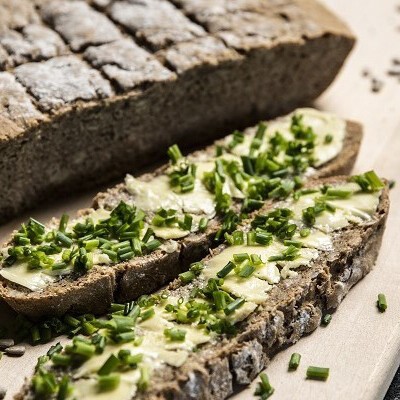 Didi Maiers Roggenbrot mit Butter und Schnittlauch