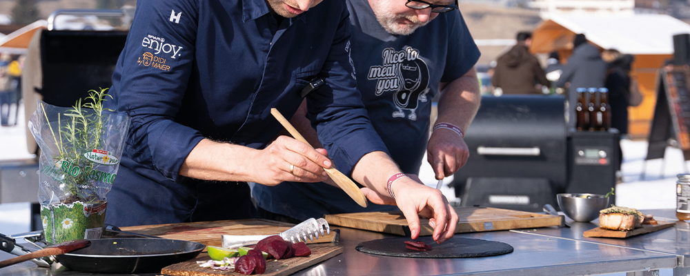 Didi Maier und Haymo Gutweninger beim Anrichten