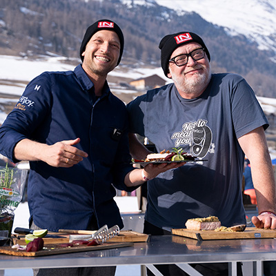 Didi Maier und Haymo Gutweninger lachen gemeinsam in die Kamera