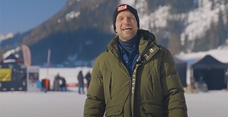 Didi Maier mit einer grünen Winterjacke in einer verschneiten Landschaft