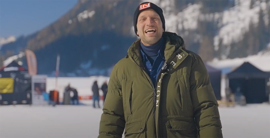 Didi Maier mit einer grünen Winterjacke in einer verschneiten Landschaft