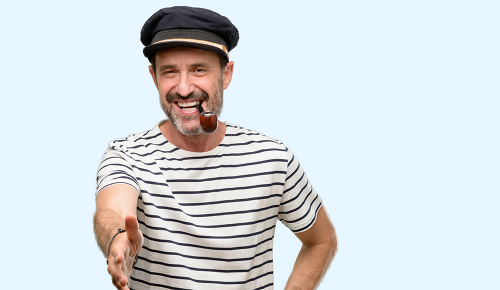 Ein Mann in einem selbstgemachten Piratenkostüm