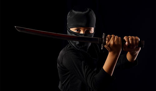 Ein als Ninja verkleidetes Kind