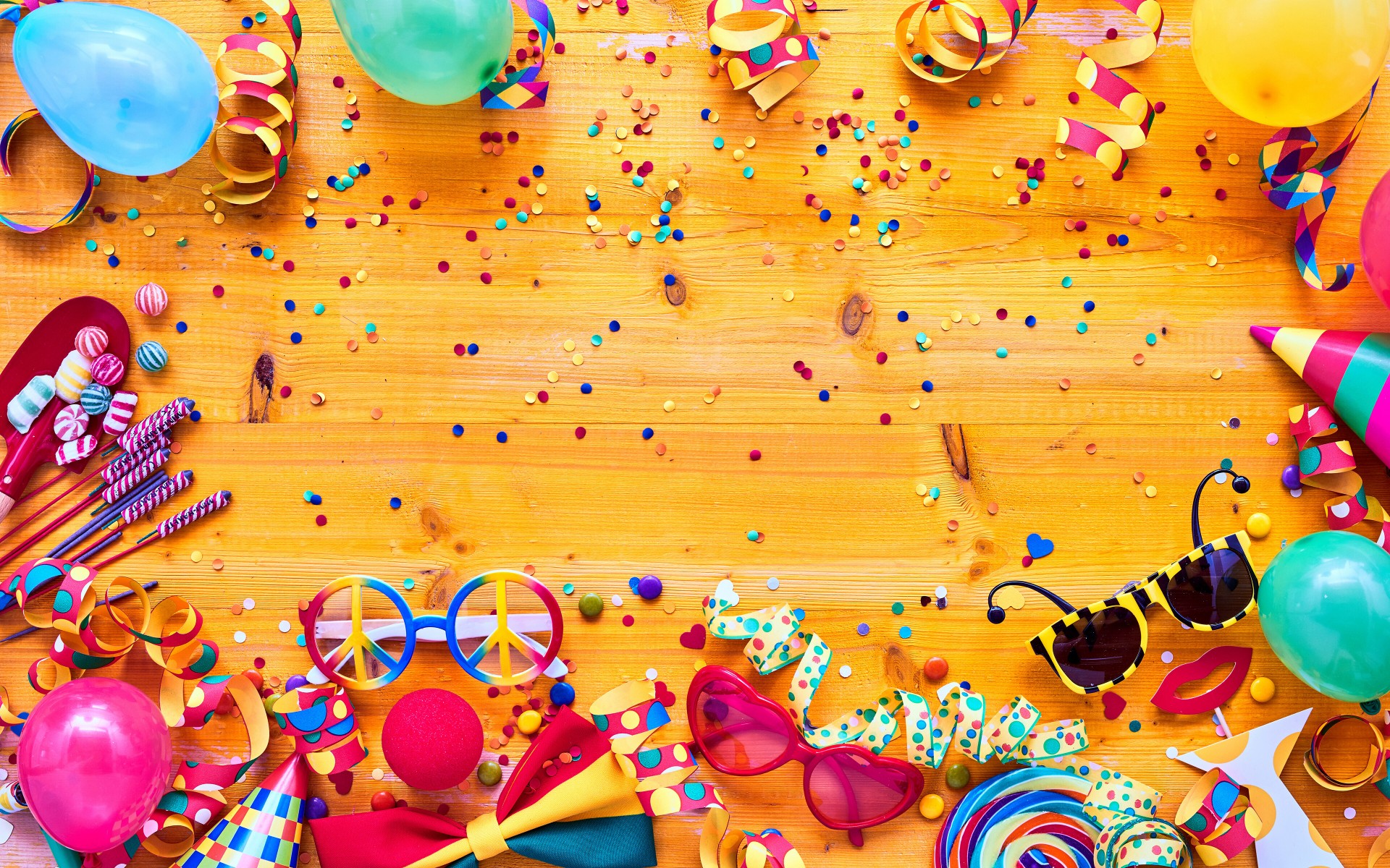 Viel buntes Konfetti, Luftschlangen, Luftballons und noch mehr Partyartikel auf einem Tisch