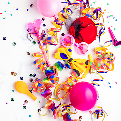 Buntes Konfetti, Luftballons und Girlanden