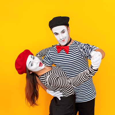 Ein Pantomime-Mann und eine Pantomime-Frau beim Tanzen