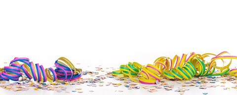 Verschiedene bunte Luftschlangen und Konfetti auf einem weißen Untergrund
