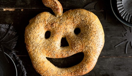 Ein Kürbisfladenbrot in Form eines Kürbis