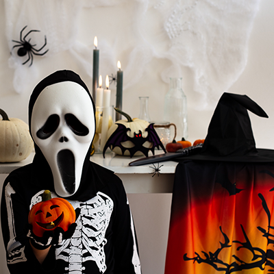 Ein als "Scream" verkleidetes Kind an Halloween