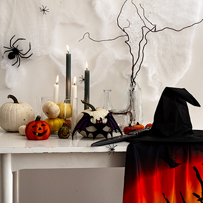Halloween-Dekoartikel auf einem Beistelltisch