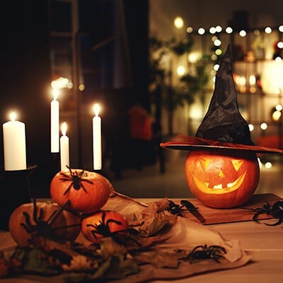 Leichtende Halloweeenkürbisse in einem dunklen Raum schaffen Halloween-Ambiente
