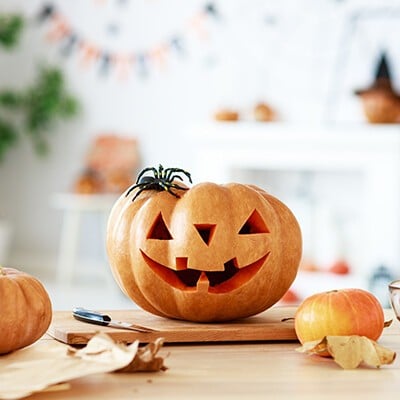 Ein Halloweenkürbis auf einem Tisch