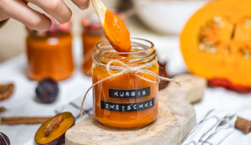 Ein Glas voller Kürbis-Zwetschke-Marmelade