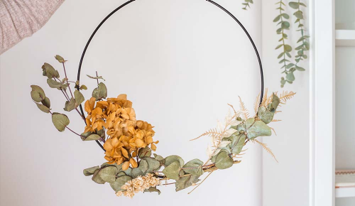 Ein Türkranz aus getrockneten Blumen und Blättern