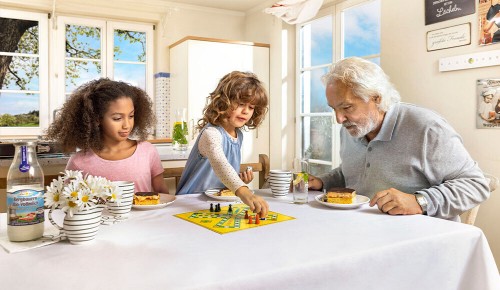 Eine Familie beim Spielen eines Brettspiels auf einem Tisch