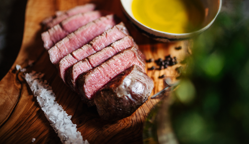 Ein frisch gebratenes rosa Steak von der SPAR Mahlzeit!