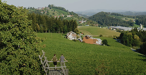 Die Produzent:innen von Jöbstl auf einem Hochstand mit Ausblick