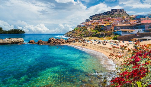Blick auf die Mittelalterliche Stadt Castelsardo im Sonnenschein am Meer