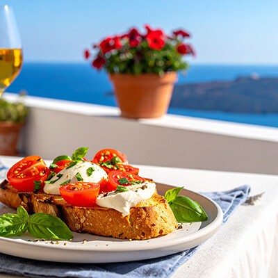 Eine Scheibe Brot mit frischem Mozzarella, Kirschtomaten und Kräutern auf einem Tisch