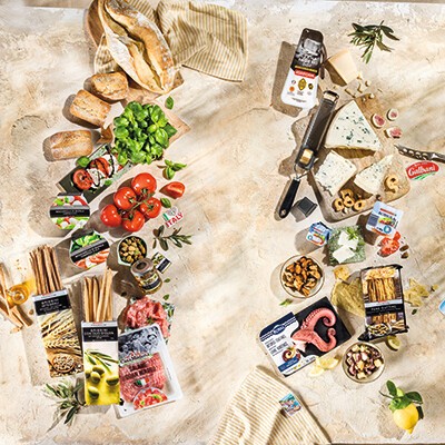 Verschiedene italienische SPAR-Produkte auf einem sandfarbenen Untergrund