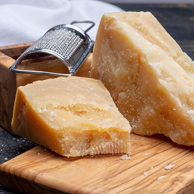 Traditionelle italienische Lebensmittel – 36 Monate in Höhlen gereift Italienischer Parmesan