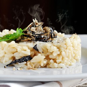 Ein frisch zubereitetes, dampfendes Risotto mit Trüffel