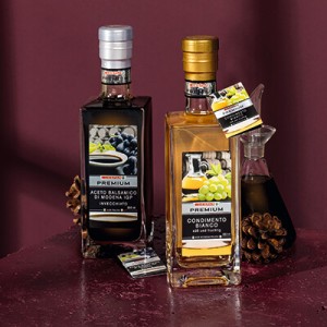 Zwei Flaschen SPAR Premium Essig