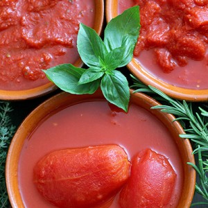 Ganze, geschälte Tomaten, gehackte Tomaten und passierte Tomaten