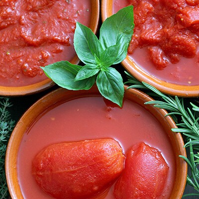Ganze, geschälte Tomaten, gehackte Tomaten und passierte Tomaten