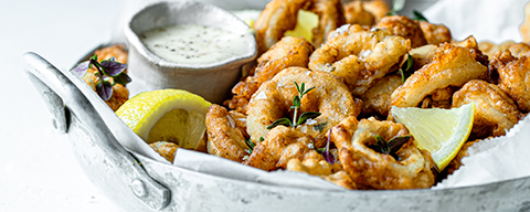 Calamari fritti in einer silbernen Pfanne - Rezeptbild aus der SPAR Mahlzeit