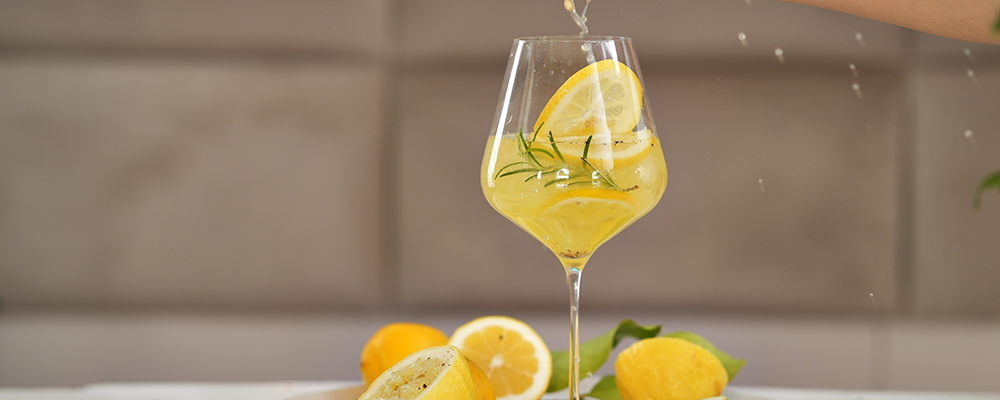 Ein Weinglas mit Limoncello