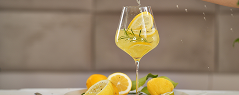 Ein Weinglas mit Limoncello