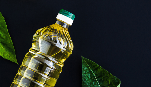 Eine Flasche Sonnenblumenöl