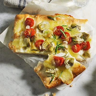 Antipasti-Focaccia auf einem Backpapier | SPAR Mahlzeit!