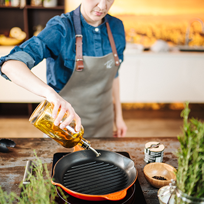 Tici Kaspar beim Steak braten für die SPAR Mahlzeit!