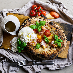 Pizza Caprese mit Nektarinen und Burrata für die SPAR Mahlzeit!