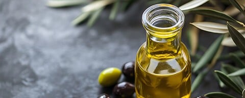 Olivenöl Extra Vergine in einem kleinen Glasfläschchen