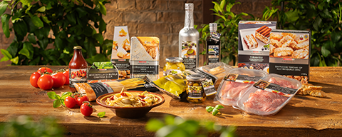 Viele verschiedene italienische SPAR-Eigenmarkenprodukte auf einem Tisch