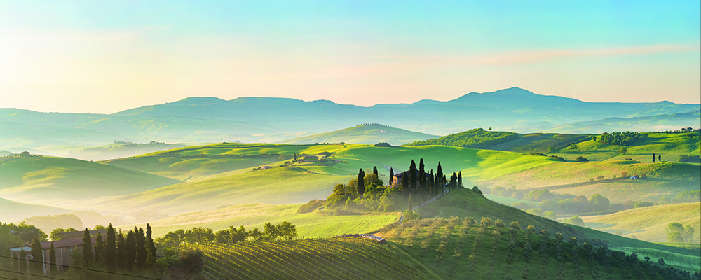 Eine Stadt in der Toscana im herbstlichen Nebel