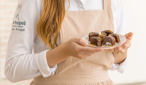 Pralinen mit Marzipan und Mohn auf einem kleinen weißen Teller