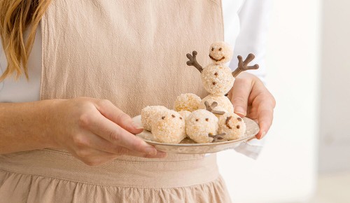 Kleine Schneemänner aus Kokos als Weihnachtsgebäck