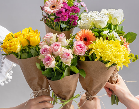 Mehrere Blumensträuße mit verschiedenfarbigen Blumen