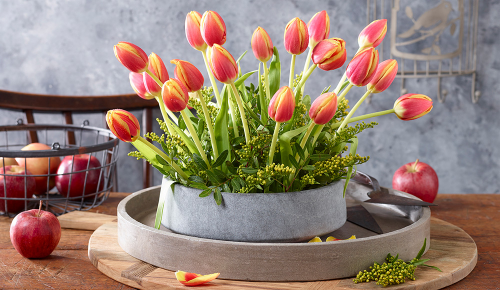 Ein Strauch bunter Tulpen auf einem österlichen Tisch
