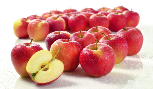 Mehrere Äpfel auf einer weißen Unterfläche