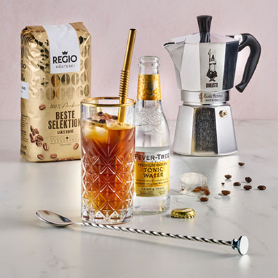 Ein Espresso Tonic neben einer Bialetti auf einem Tisch
