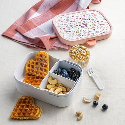 Eine Jausenbox mit einer Waffel, Nüssen und Beeren