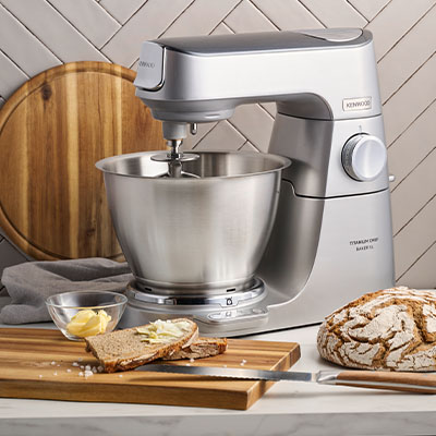 Eine Kenwood Küchenmaschine auf einem Tisch