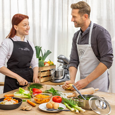 Didi Maier und Viktoria Fahringer beim gemeinsamen Kochen